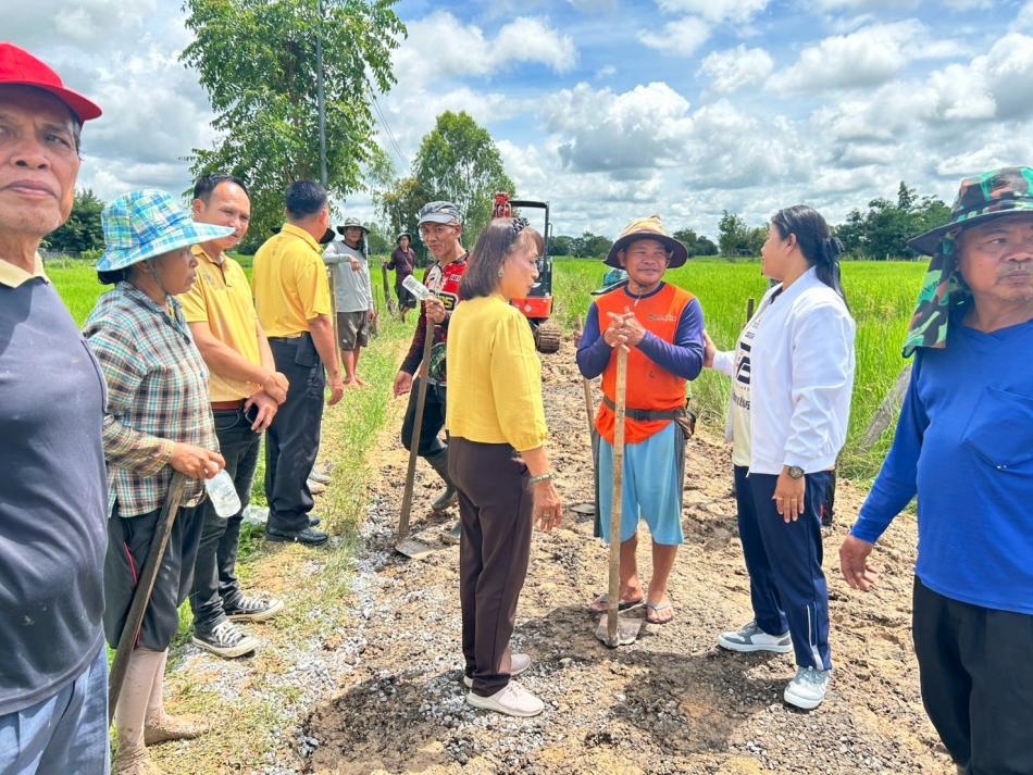 ลงพื้นที่ตรวจสอบ การลงหินเพื่อซ่อมแซมถนนที่ชำรุดบริเวณก่อนเข้าหมู่บ้านสีแก้ว หมู่ที่ 1 คุ้มบ้านน้อยโนนสะอาด