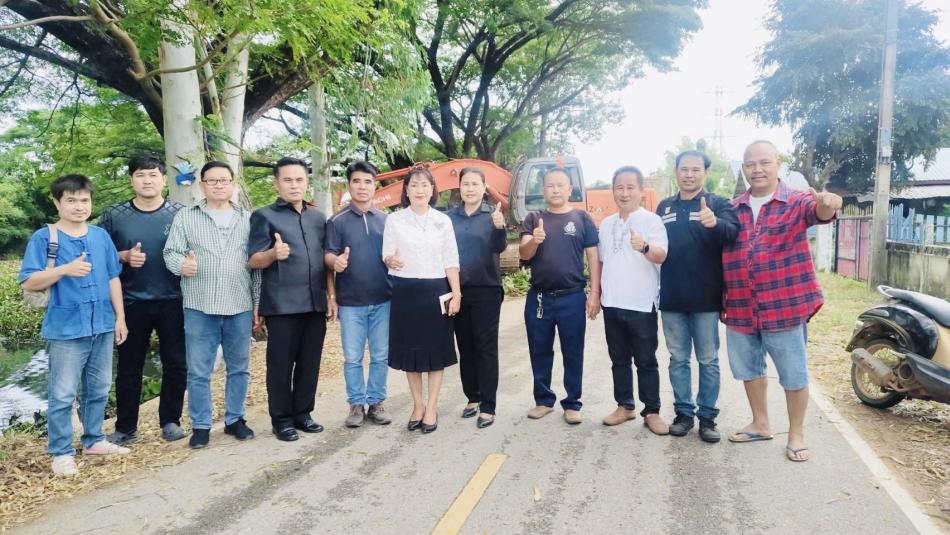 พื้นที่ดูงานที่ทางอบจ.ร้อยเอ็ด ได้นำเครื่องจักรแม็คโครมาดำเนินการลอกวัชพืชและผักตบชวาบริเวณหนองยาง บ้านสีแก้ว