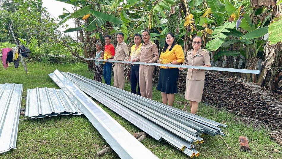 มอบวัสดุอุปกรณเพื่อใช้ในโครงการปรับสภสพแวดล้อมและสิ่งอำนวยความสะดวกของผู้สูงอายุให้เหมาะสมและปลอดภัย