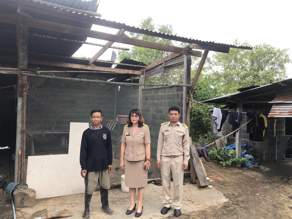 สำรวจความเสียหายจากเหตุวาตภัย เมื่อวันที่ 23 เมษายน ที่บ้านเปลือยน้อย หมู่ที่ 13