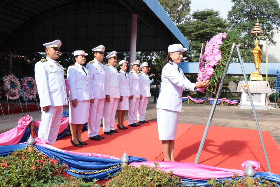 ร่วมพิธีวางพวงมาลาถวายราชสักการะเบื้องหน้าพระบรมราชานุสาวรีย์พระบาทสมเด็จพระจุลจอมเกล้าเจ้าอยู่หัว